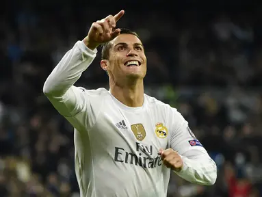 Pemain Real Madrid, Cristiano Ronaldo saat mencetak Quattrick (4 gol)  ke gawang Malmo FF di Stadion  Santiago Bernabeu, Madrid, Rabu (9/12/2015). (AFP Photo/Pierre-Philippe Marcou)