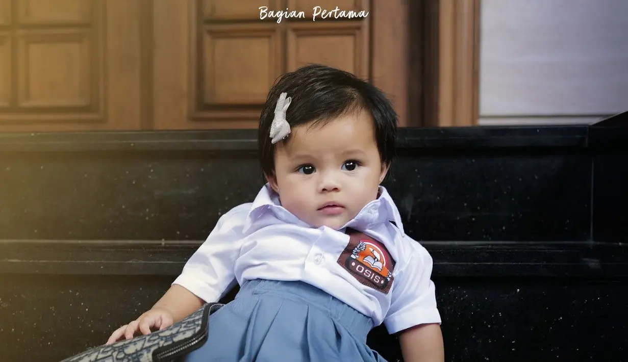 <p>Ameena saat menjalani pemotretan ala Milea. Dia mengenakan seragam SMA. (Foto: Instagram/ attahalilintar)</p>