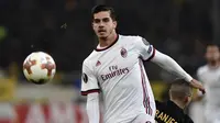 Striker AC Milan Andre Silva beraksi pada laga Liga Europa melawan AEK Athens, di Athena, Kamis (2/11/2017). (AFP/Louisa Gouliamaki)