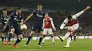 Striker Arsenal, Olivier Giroud, melepaskan tendangan saat melawan Crvena Zvezda pada laga Liga Europa di Stadion Emirates, London, Kamis (2/11/2017). Kedua klub bermain imbang 0-0. (AP/Tim Ireland)