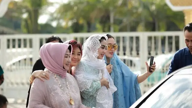 Pernah Berseteru, Ini 7 Momen Dewi Perssik Dampingi Rosa Meldianti di Pernikahannya