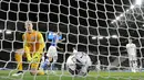 Duel panas terjadi di laga persahabatan antara Italia dengan Inggris di Juventus Stadium,Italia, Rabu (1/4/2015). Italia bermain imbang 1-1 atas Inggris. (REUTERS/Giorgio Perottino)