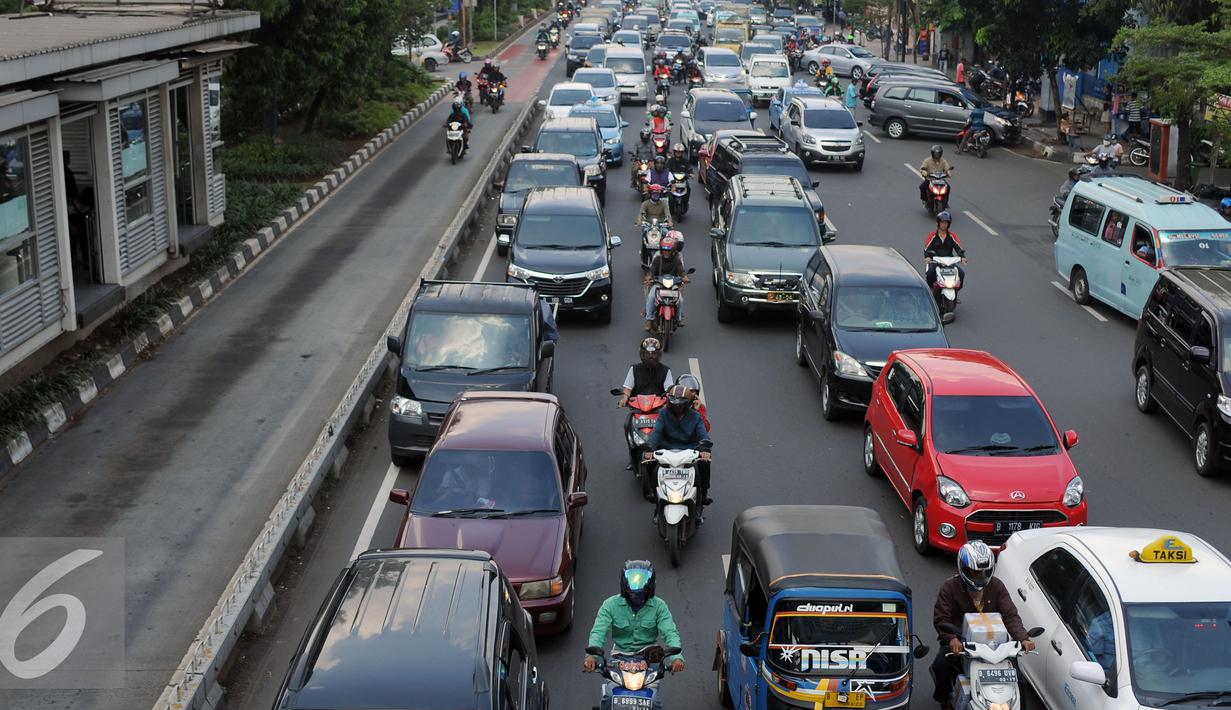 Beberapa motor nekat melintasi jalur bus Transjakarta di jalan Kramat Raya, Jakarta (22/6/2016). Pemprov DKI Jakarta harus membuat kebijakan atau terobosan radikal untuk segera mengatasi kemacetan di Jakarta. (Liputan6.com/Helmi Fithriansyah)
