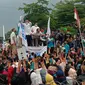 Anggota DPRD Kabupaten Serang menandatangai surat aspirasi penolakan Omnibus Law. Rabu (14/10/2020). (Yandhi Deslatama/Liputan6.com)