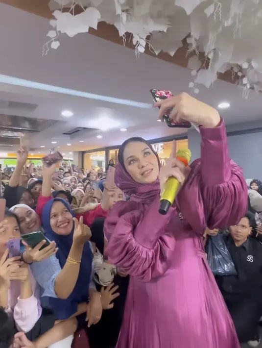 Riasan matanya pun nampak tak berlebihan. Hanya eyeliner, alis on fleek, dan kontak les birunya. Bunda Corla pun mengajak selfie penggemarnya di Aceh. @carendelano