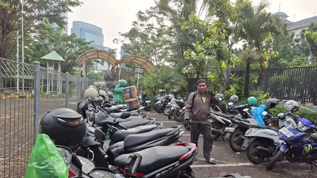 Parkir Ojol di Mal
