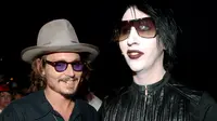 Marilyn Manson mengenjutkan penonton konsernya saat ia mengajak Johnny Depp naik keatas panggung untuk tampil bersama.