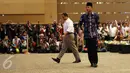 Calon Gubernur  DKI Jakarta Agus Harimurti Yudhoyono dan Anies Baswedan bersiap mengambil nomor urut Pilkada saat Rapat Pleno Pengundian Nomor Urut pasangan Cagub dan Cawagub DKI Jakarta, Selasa, (25/10). (Liputan6/JohanTallo)