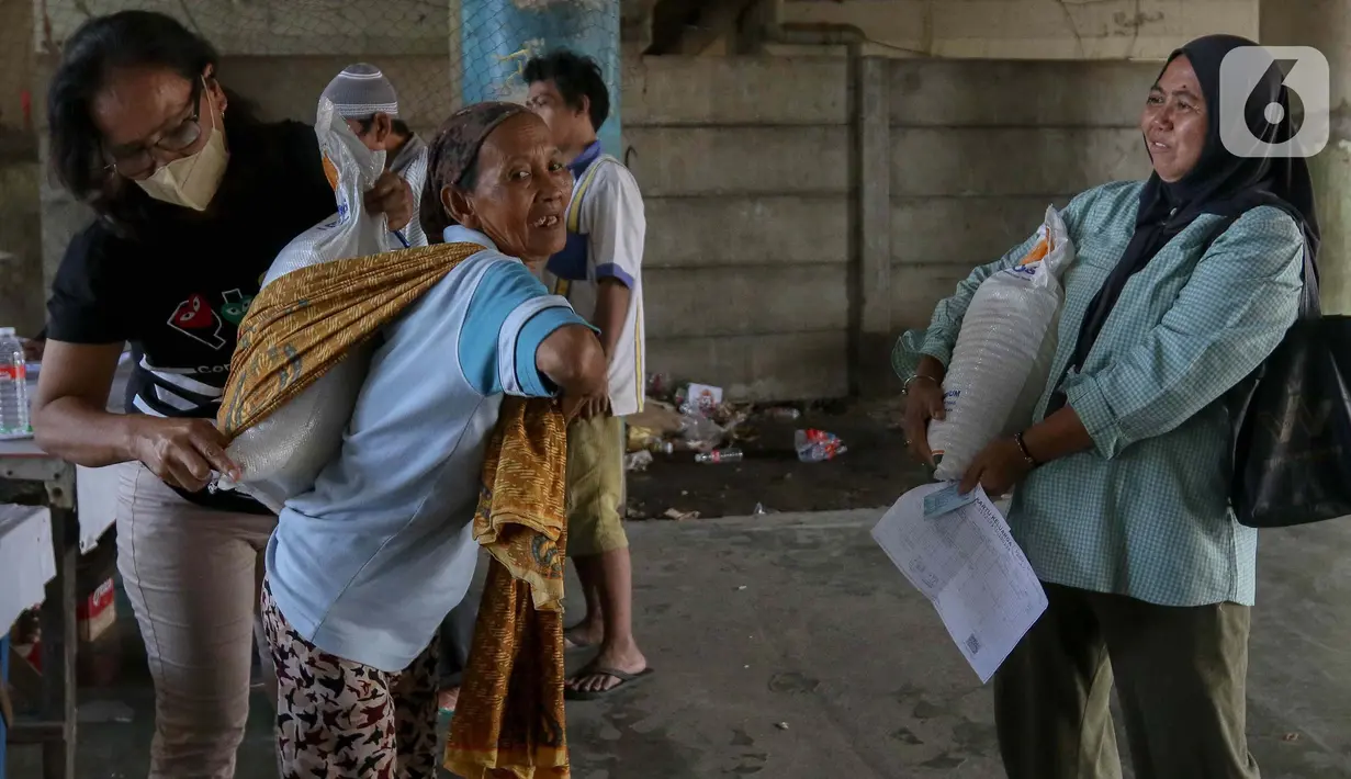 Sebanyak 1.000 karung cadangan beras pemerintah disalurkan kepada warga di kelurahan Warakas. (Liputan6.com/Herman Zakharia)