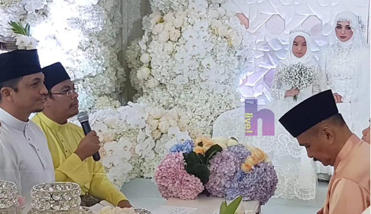 "Majlis pernikahan Engku Emran dan Bella berlangsung secara sederhana dan dihadiri oleh kaum keluarga terdekat dan sahabat karib. Kami mendoakan semoga segalanya dipermudahkan dan semoga pasangan ini bahagia selamanya." tulis officialhlive. 