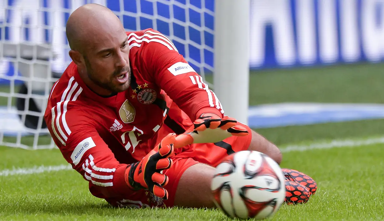Pepe Reina merupakan salah satu kiper terbaik yang pernah membela Liverpool. Ia tercatat telah membuat 177 clean sheets dari 394 penampilan untuk The Reds. Pada musim panas 2014, Reina diboyong menuju Allianz Arena oleh Bayern Munchen seharga 3 juta euro. Sayangnya, ia hanya dijadikan pelapis bagi Manuel Neuer dan hanya bermain sebanyak tiga laga saja. Kiper asal Spanyol ini pun akhirnya memilih hengkang ke Napoli pada akhir musim. (AFP/Guenter Schiffmann)