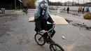Seorang pria mengenakan topeng selama mengikuti acara "Bike Kill 12" di New York City, Amerika Serikat, Sabtu (31/10/2015). Acara ini merupakan ajang kumpul para penyuka modifikasi sepeda yang nantinya akan dipilih yang terbaik. (REUTERS/Keith Stephanie)