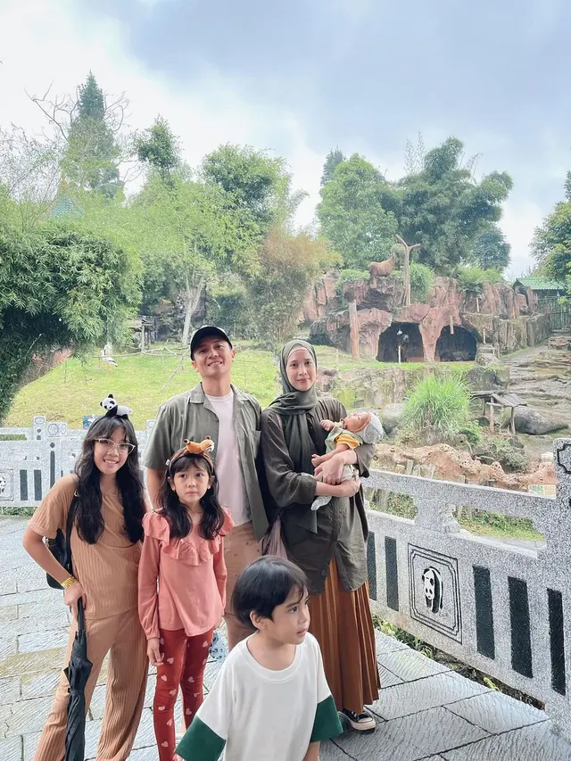 7 Momen Seru Liburan Keluarga Fanny Fabriana Bersama Keempat Buah Hatinya