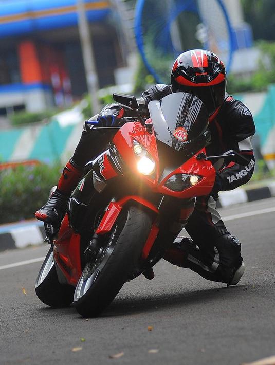 Mengenakan baju balap sebagai safety, potret Stefan William ini pun terlihat begitu gagah. Berkat aktingnya, ia beberapa kali dapat penghargaan Aktor Utama Paling Ngetop di SCTV Awards. (Liputan6.com/IG/@stefannwilliam)