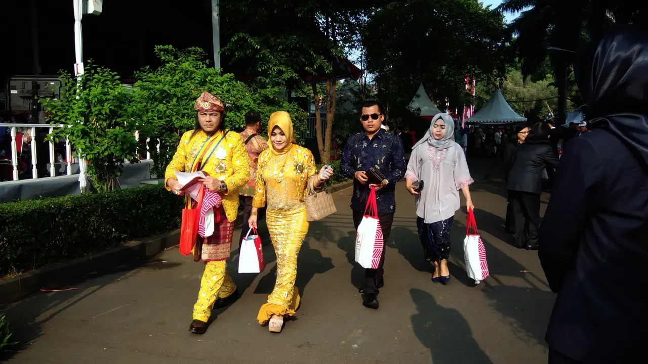 Tamu undangan upacara HUT ke-72 RI di Istana Kepresidenan berpakaian adat