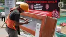 Pekerja mengambil gambar peti mati berisi jenazah korban COVID-19 di kawasan Tanjung Barat, Jakarta, Sabtu (5/9/2020). Pemerintah terus melakukan kampanye peringatan bahaya COVID-19 bagi masyarakat guna menekan angka positif dan kematian akibat virus tersebut. (Liputan6.com/Immanuel Antonius)