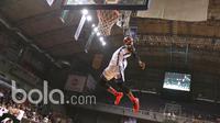 Point Guard Satria Muda Pertamina, Tyreek Jewell melompat ketika mengikuti Slam Dunk Contest IBL All Stars, Minggu (5/3/2017) di Britama Arena.(Bola.com/Reza Bachtiar)