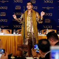 Gaya Piko Taro saat menyanyikan lagu Pen Pineapple Apple Pen dikonfrensi pers di Club of Japan, Tokyo (28/10). Sejak video PPAP alias Pen Pineapple Apple Pen miliknya jadi viral, Piko Taro menjadi bintang Youtube dan terkenal. (Reuters/Issei Kato)