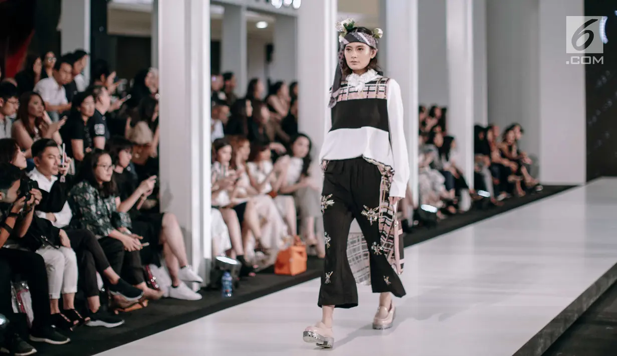 Seorang model cantik mengenakan busana rancangan Rinda Salmun bertajuk 'No.2' dalam Fashion Nation 2018 di Senayan City, Jakarta, Rabu (18/4). (Liputan6.com/Faizal Fanani)