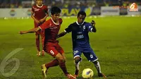 Dinan Yahdian Javier (Timnas U19 - kiri) berusaha mempertahankan bola dari hadangan Boas Artururi (PSIS) dalam laga yang digelar di Stadion Jatidiri Semarang pada Jumat 14 Februari 2014 (Liputan6.com/Helmi Fithriansyah).