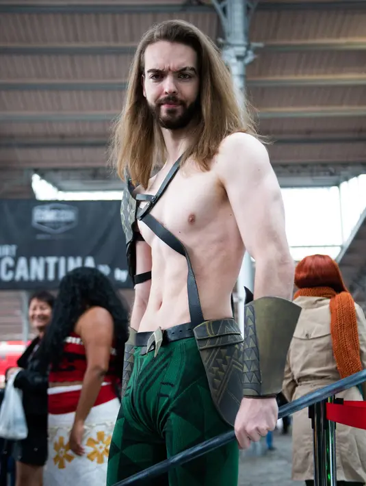 Seorang cosplayer yang berpakaian seperti Aquaman berpose selama Comic Convention Comic Con 2018 di Grande Halle de la Villette di Paris (26/10). (AFP Photo)