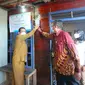 Petugas PLN Riau dan Kepri mengoperasikan listrik di desa terpencil Kepulauan Riau. (Liputan6.com/M Syukur)