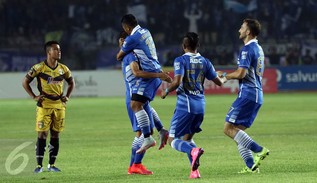 Sejumlah pemain Persib merayakan gol yang dicetak Firman Utina (ketiga kiri) ke gawang Mitra Kukar di semi final leg kedua Piala Presiden 2015 di Stadion Si Jalak Harupat, Bandung, Sabtu (10/10/2015). Persib unggul 3-1. (Liputan6.com/Helmi Fithriansyah)