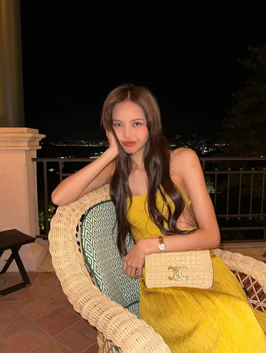 Lisa juga tampil elegan dengan gaun berwarna mustard. Lisa mengenakan tas dari rumah mode Celine. Seperti diketahui, dia berstatus sebagai global ambassador-nya.