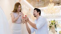 Seorang pria mengeluarkan cincin berlian untuk melamar kekasihnya. (Shutterstock/kckate16)