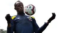 Pelari tercepat dunia, Usain Bolt mengontrol bola saat sesi latihan di Central Coast Stadium, Gosford, Australia, (21/8). Penggemar Manchester United ini bermain di sayap kanan saat latihan. (AFP Photo/Saeed Khan)