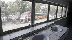 Restroom Rizal Memorial Stadium dengan pemandangan jalanan kota Manila. (Bola.com/Nicklas Hanoatubun)