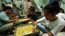 Pekerja membuat kue kering di industri rumahan kawasan Kwitang, Jakarta, Sabtu (18/5/2019). Jelang Lebaran, pengusaha kue kering rumahan mulai kebanjiran pesanan. (Liputan6.com/Herman Zakharia)
