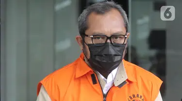 Wakil Ketua DPRD Jawa Timur, Sahat Tua Simanjuntak berjalan keluar dari ruang pemeriksaan di Gedung Merah Putih KPK, Jakarta, Rabu (11/1/2023). Sahat Tua Simanjuntak diperiksa sebagai tersangka terkait dugaan tindak pidana korupsi suap pengurusan alokasi dana hibah bersumber dari APBD Jawa Timur. (Liputan6.com/Faizal Fanani)