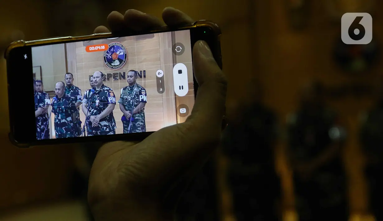 Penetapan status tersangka anggota TNI aktif oleh KPK dinilai melanggar undang-undang. (Liputan6.com/Herman Zakharia)