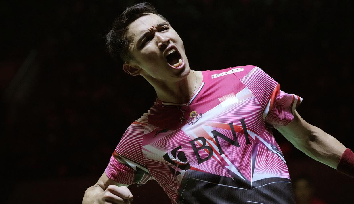 <p>Pebulu tangkis tunggal putra Indonesia Jonatan Christie bereaksi setelah mengalahkan Shi YU Qi dari China pada babak semifinal Indonesia Masters 2023 di Istora Senayan, Jakarta, Rabu (25/1/2023). Jojo, sapaannya, menundukkan pemain China Shi Yu Qi dengan skor 21-13, 15-21, 21-19. (AP Photo/Achmad Ibrahim)</p>