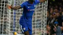 Pemain Chelsea, Antonio Ruediger berselebrasi setelah mencetak gol ke gawang Everton pada babak keempat Piala Liga Inggris di Stamford Bridge, Kamis (26/10). The Blues menang tipis 2-1 untuk memastikan tiket perempatfinal. (AP/Alastair Grant)