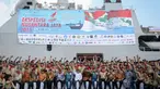 Wapres Jusuf Kalla (tengah duduk) berfoto dengan peserta Ekspedisi Nusantara Jaya 2015 di Jakarta, Senin (1/6/2015). Ekpedisi tersebut mendorong terwujudnya tol laut yang diharapkan dapat memperkuat konektivitas antara pulau. (Liputan6.com/Faizal Fanani)