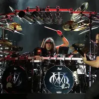 Suasana meriah konser musik rock JogjaROCKarta: International Rock Music Festival yang digelar di Stadion Kridosono Yogyakarta pada 29 dan 30 September. Salah satu bintang utama gelaran itu adalah grup musik Dream Theater. (Bambang E. Ros/Bintang.com)