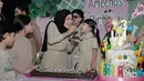 Sebagai bintang utama, Ameena tampil menggemaskan dalam shirt dress warna khaki yang dipadukan dengan kaus kaki putih panjang, mempertegas tema safari yang diusung. [@aurelie.hermansyah].