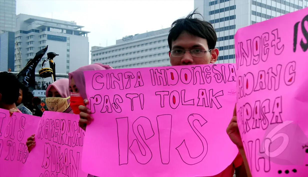 Sejumlah mahasiswa melakukan aksi menolak ISIS di Car Free Day, Bundaran HI, Jakarta, Minggu (15/3/2015). Mereka melakukan aksi teaterikal sebagai bentuk sindiran terhadap kekejaman ISIS. (Liputan6.com/Yoppy Renato) 