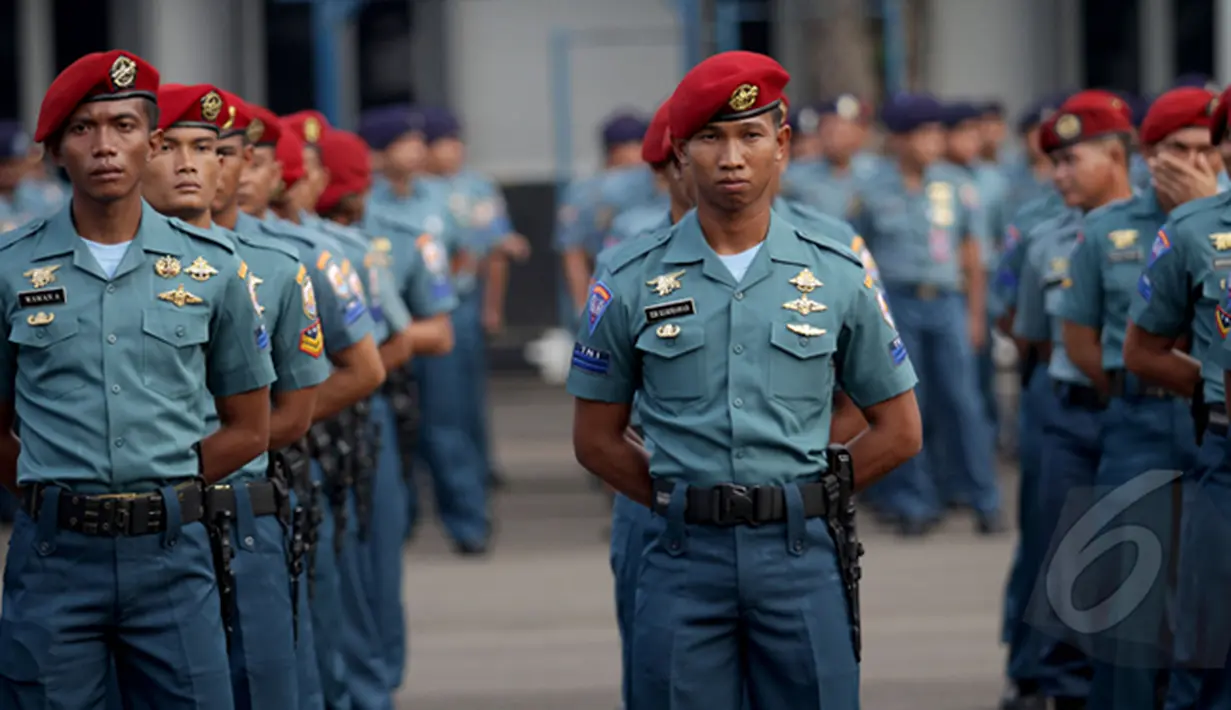 Personil TNI AL mengikuti upacara penyematan tanda jasa di Markas Komando Armada Barat TNI AL, Jakarta, Selasa (24/2/2015). Penghargaan diberikan kepada mereka yang berjasa dalam misi pencarian korban pesawat Air Asia QZ 8501. (Liputan6.com/Faizal Fanani)