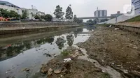 Suasana sungai ciliwung yang mengering di kawasan MT Haryono, Jakarta, Kamis (27/7/2023). (Liputan6.com/Faizal Fanani)