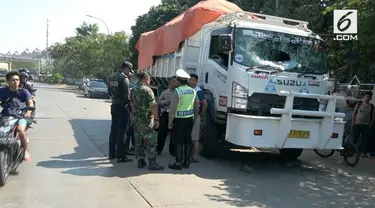 Sebabkan kecelakaan dan membuat pengendara motor tewas, sebuah truk pengangkut tanah diserang warga dengan lemparan batu.