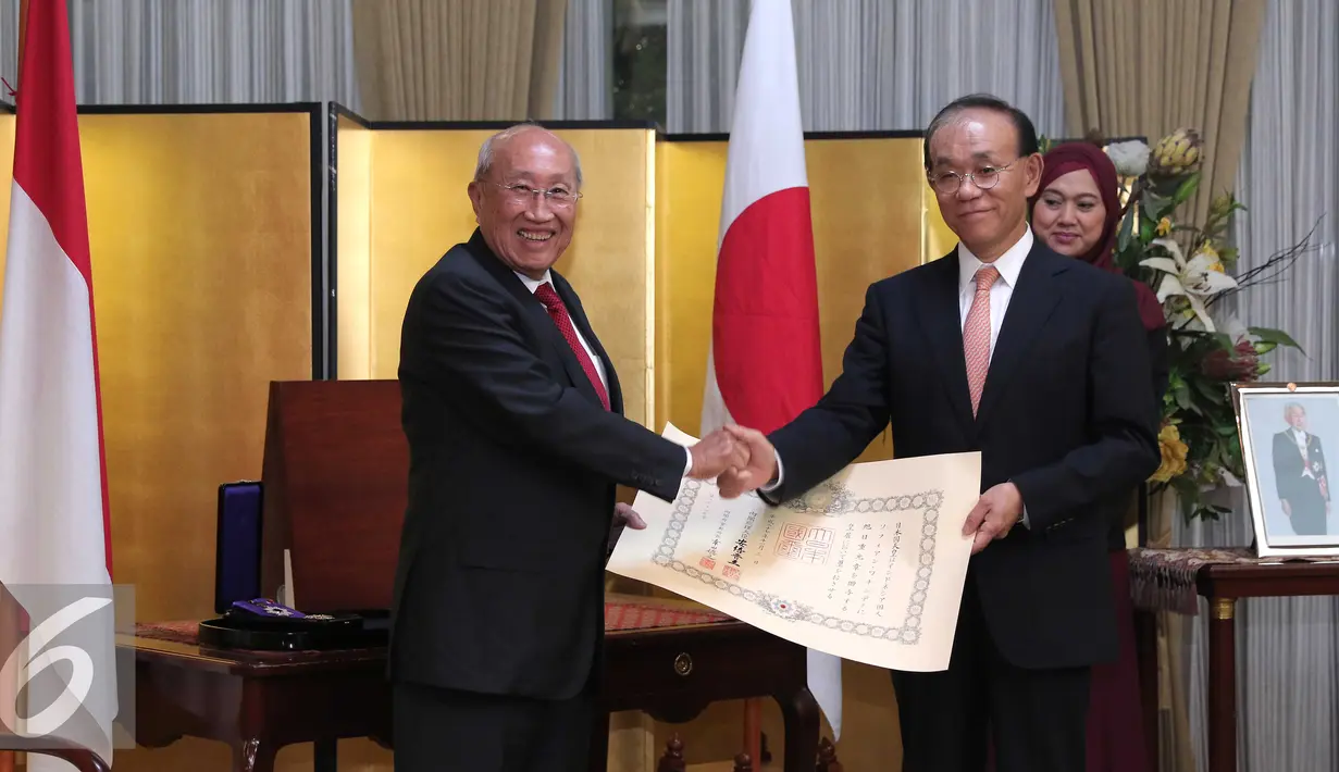 Pengusaha, Sofjan Wanandi berjabat tangan dengan Dubes Yasuaki Tanizaki saat menerima penghargaan 'The Order of Rising Sun, Gold and Silver Star' di Kedubes Jepang, Jakarta, Selasa (1/12). (Liputan6.com/Angga Yuniar)