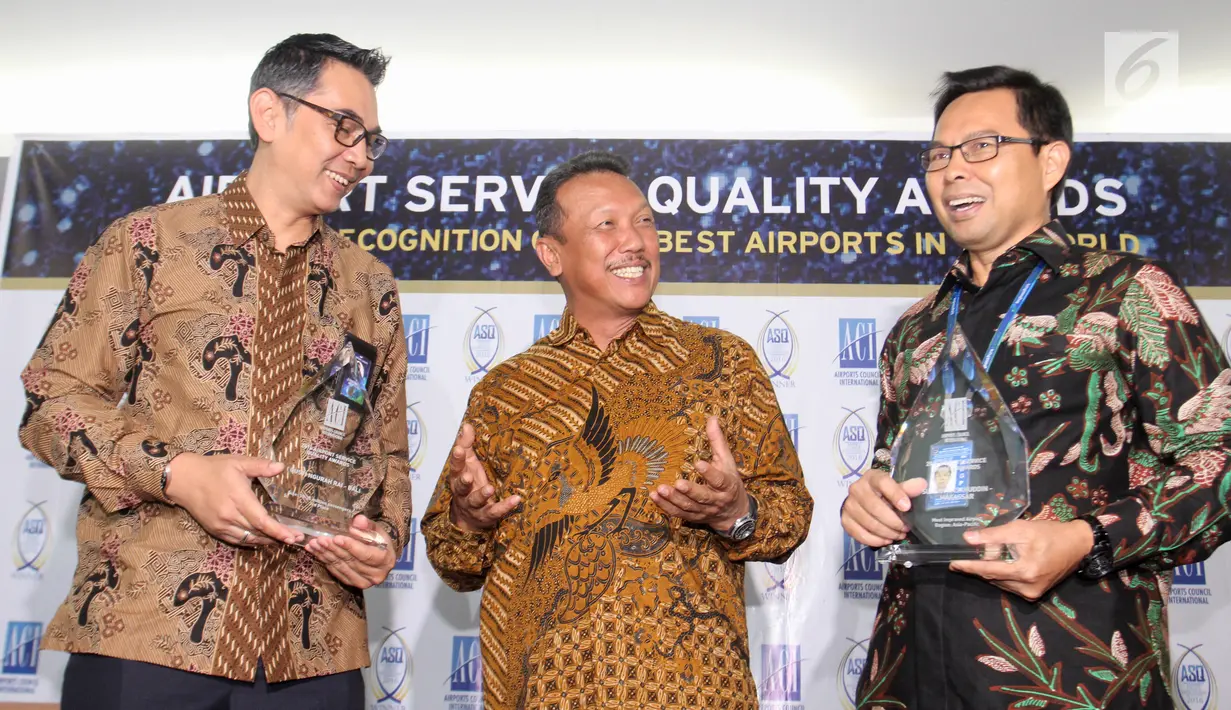 Dirut PT Angkasa Pura l Danang S Baskoro (tengah), berbincang dengan Co. GM Commercial Bandara I Gusti Ngurah Rai Bali dan GM Bandara Sultan Hasanuddin, usai mengumumkan penghargaan Airport Service Quality 2016, di Jakarta (24/10). (Liputan6.com/Pool)
