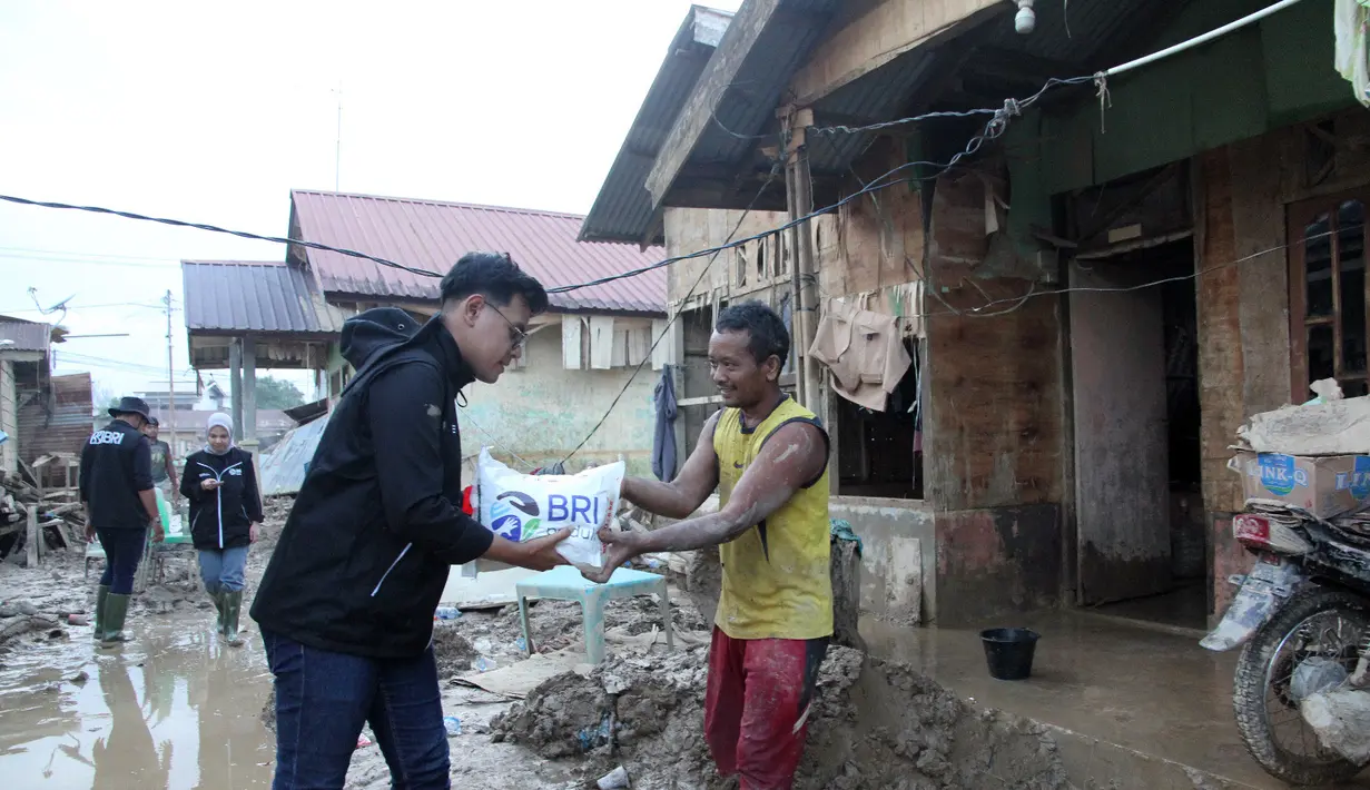 “Kami memastikan masyarakat yang terdampak bencana mendapatkan bantuan yang dapat meringankan beban mereka dan mempercepat pemulihan pasca bencana. BRI selalu hadir dan berperan aktif dalam mendukung upaya pemerintah,” ujar Corporate Secretary BRI, Dhanny.