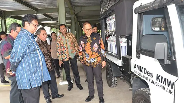 Menteri Perindustrian (Menperin) Airlangga Hartarto menyalurkan lima unit mobil pedesaan atau alat mekanis multiguna pedesaan (AMMDes). Liputan6.com/Septian Deny