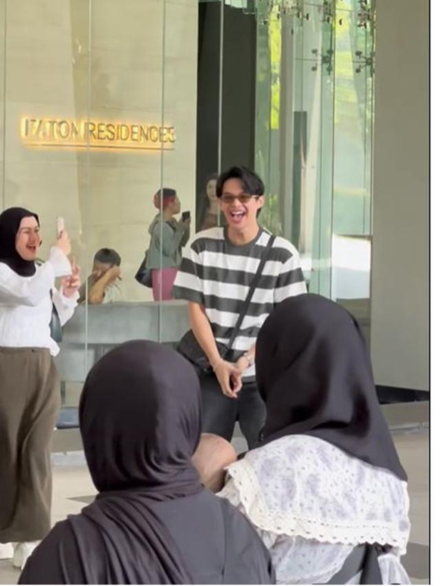 6 Potret Rey Mbayang dan Geng Diprank Istri Pakai Kaus Kembar, Bak Study Tour