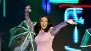 Aksi panggung Cardi B saat tampil menghibur penonton di Billboard Latin Music Awards 2018 di Las Vegas (26/4). Walaupun sedang hamil besar Cardi B tampil energik di atas panggung. (David Becker/Getty Images North America/AFP)