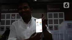 Anggota Komisi Pemilihan Umum (KPU) Idham Holik (kemeja putih) menunjukkan tampilan Sistem Informasi Partai Politik (Sipol) Pemilu 2024 di Jakarta, Jumat (24/6/2022). KPU meluncurkan Sipol Pemilu 2024 dan telah membuka aksesnya untuk memperlancar proses pendaftaran dan verifikasi partai politik. (Liputan6.com/Angga Yuniar)